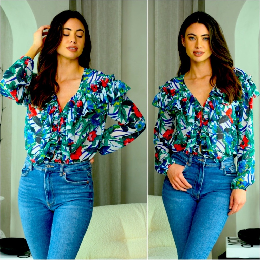 B106💙Tropical  print bodysuit in all the best shades of spring💙💜Stunning!